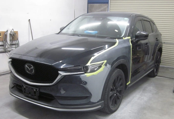 修理中の車の画像