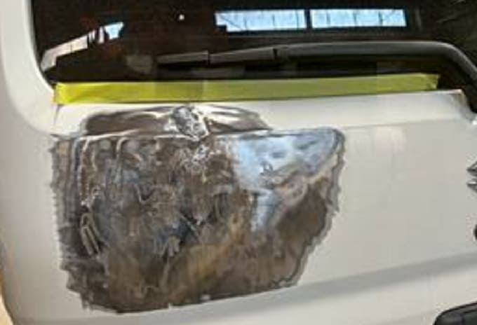 修理中の車の画像